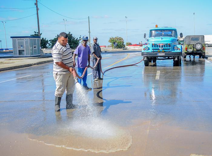 El litoral norte de la capital cubana se recupera hoy tras fuertes inundaciones costeras por penetraciones del Mar