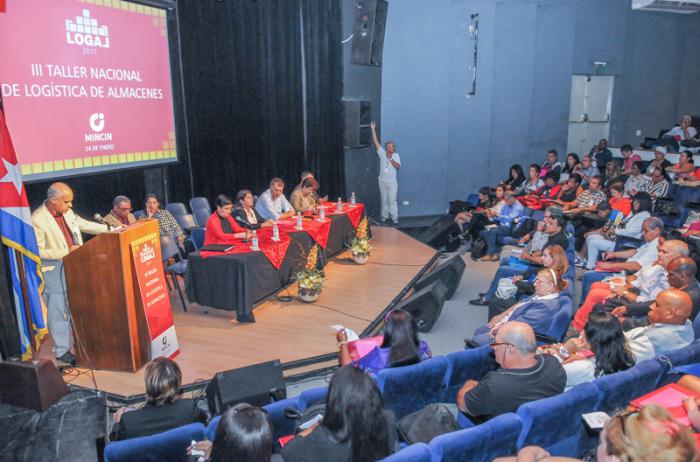 III Taller internacional de logìstica de Almacenes LOGAL 2017 en el Teatro del Museo de Bellas Artes, Inauuguraciòn Francisco Sila Herrera, Director general de Ventas del MINCIN