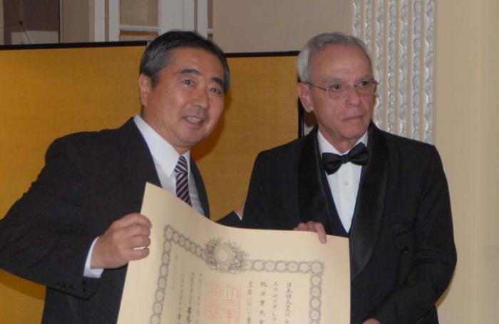 Condecoración “La Orden del Sol Naciente, Estrella de Oro y Plata”, al Dr. Eusebio Leal Spengler, Historiador de la ciudad de la Habana.Masaru Watanabe, Embajador del Japón en Cuba