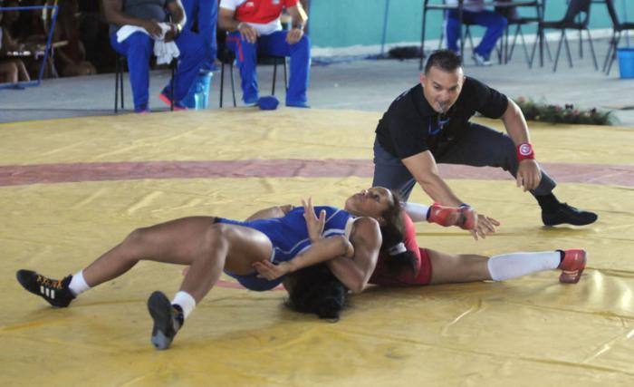 Campeonato Nacional de Lucha Libre combate de 48 kg femenino Yunelis Guzman de la Habana de azul y Leanne Mendoza de SUC de rojo