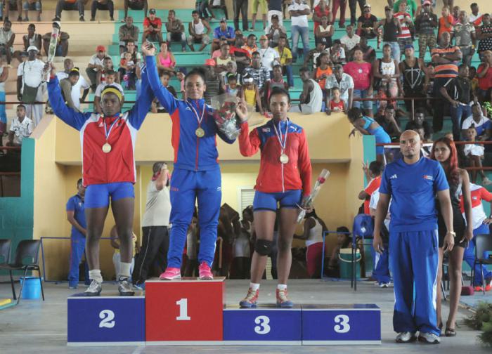 Campeonato Nacional de Lucha Libre de izquierda a derecha Danelis Ala plata de SUC,Yusdaris Sanchez oro de CAV y Ladismari Gonzalez de MAY las ganadora de los 60 kg femenino