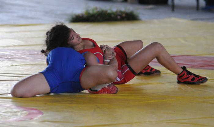 Campeonato Nacional de Lucha Libre combate de 55 kg femenino laura  Erin  de CMG de rojo y Eliaanis Valdez de MAY de azul