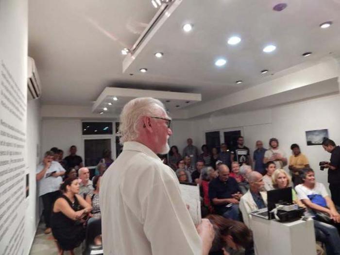 Presentación del filme Hojas Sueltas en la galería de arte Altamira, de la urbanización El Vedado, en La Habana, durante un debate con vecinos de esa comunidad.