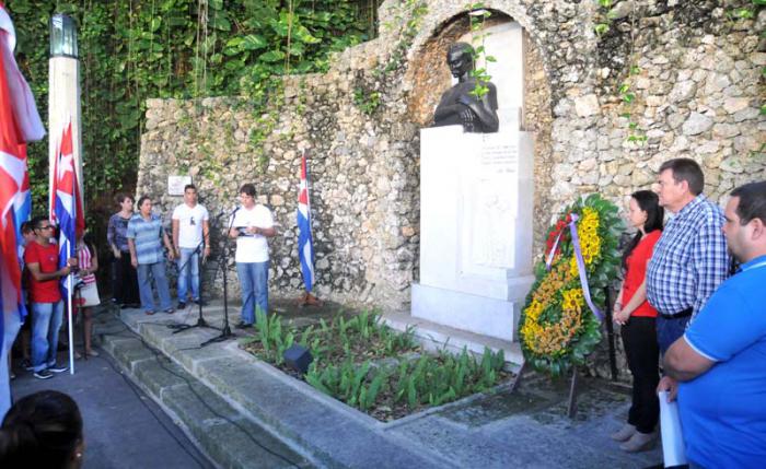 La Fragua Martiana tiene un intenso vínculo con los estudiantes universitarios. Hasta aquí llegó la Marcha de las Antorchas en el centenario del natalicio de José Martí en 1953. En la imagen, momentos del acto celebrado por los 70 años del ingreso de Fidel a la Universidad. 