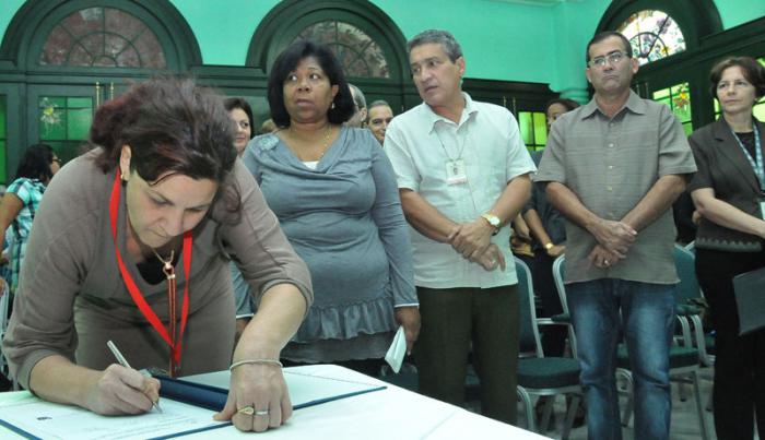 Nuevos auditores firman código de ética en la Controlaría General de la República.   (foto Jorge Luis Gonzàlez) 26-1-17 ética02N9  Firma la nueva auditora Milagros Martínez Rodríguez.