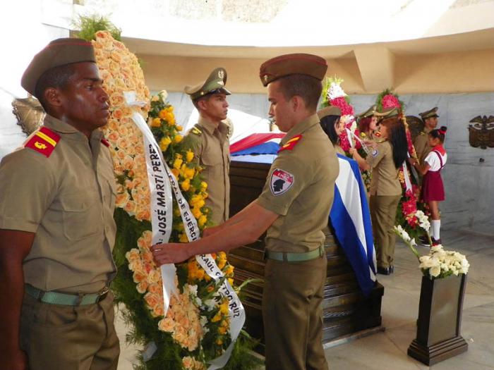 Ofrendas del General de Ejército Raúl Castro, de los Consejos de Estado y de Ministro y del pueblo de Cuba, fueron depositadas en el mausoleo de José Martí