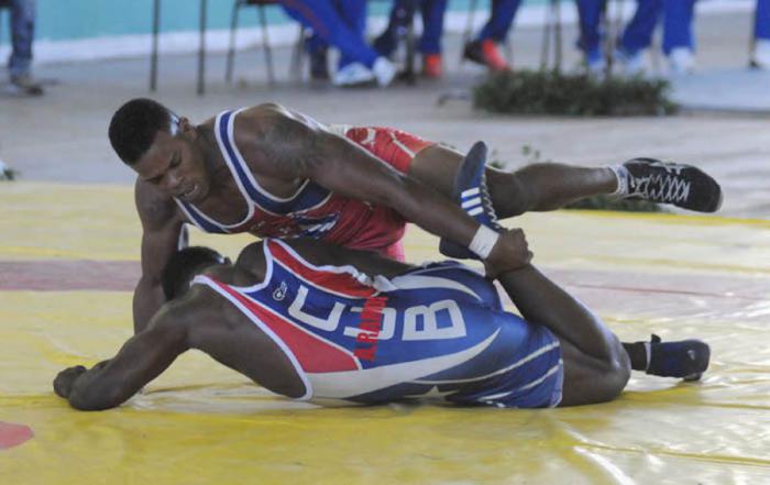 Capeonato Nacional de Lucha Libre combate 97kg entre 
Reyneris  Salas de la HAB de azul y Andres Ramos de SCU de azul.