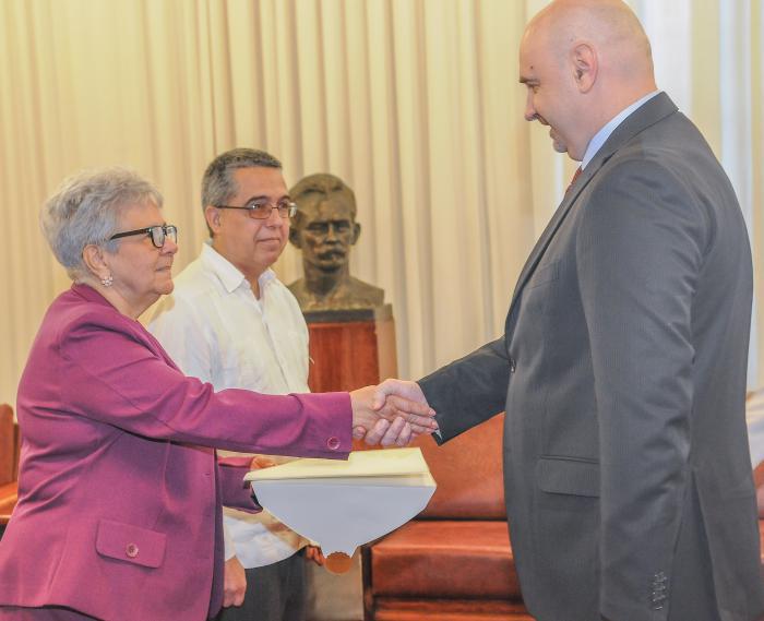 gladys bejerano recibe a nuevos embajadores
