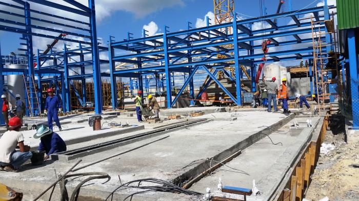 Grande ha sido el esfuerzo de los constructores que ejecutan la compleja obra.