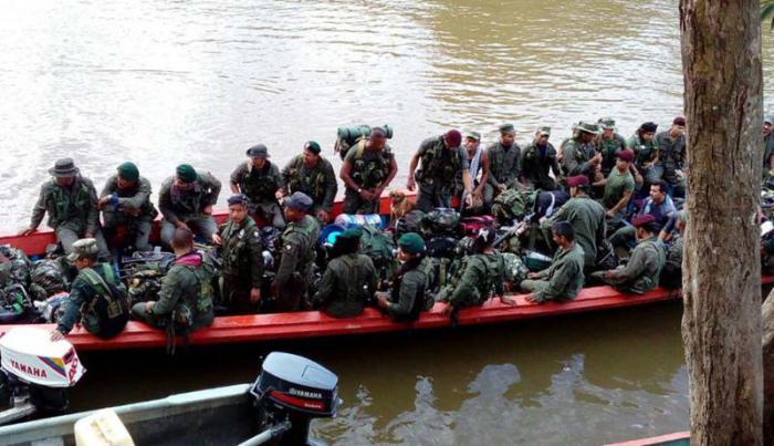 Miembros de las FARC-EP viajando por el río Mecaya en el Putumayo. 