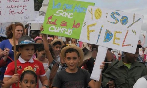 Ninos cubanos toman la Plaza en homenaje al Maestro