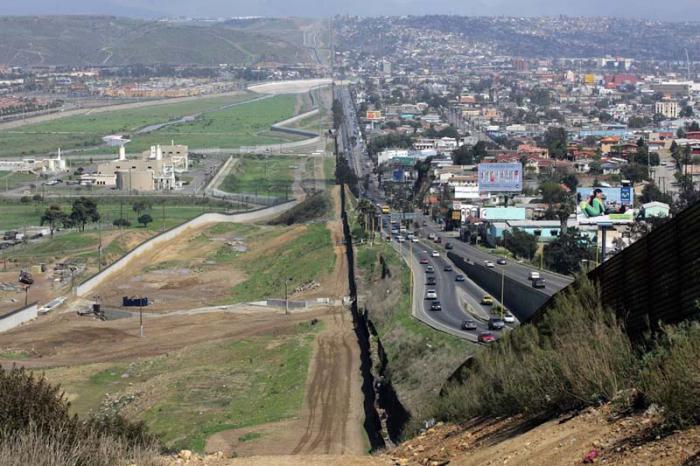 La construcción de muros en la frontera entre Estados Unidos (derecha) y México (izquierda) es un asunto espinoso para ambos países. 