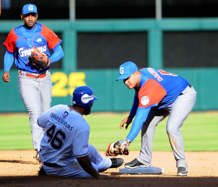 Beisbol-Serie del Caribe-Culiacan primer juego Cuba vs RD Jugada en segunda base Carlos Benitez