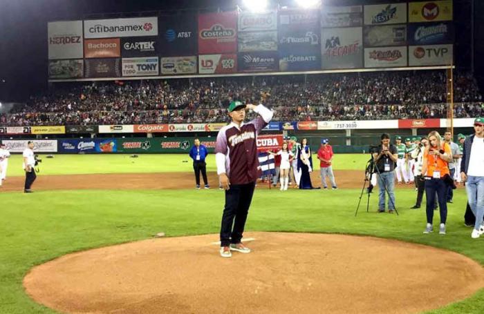 El nativo Julio Urías lanzó la primera bola de la Serie. 