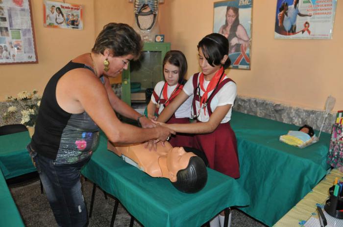 Niños en el círculo de interés de Enfermería, el cual se desarrolla, junto a otros 51, en el reconstruido palacio pioneril