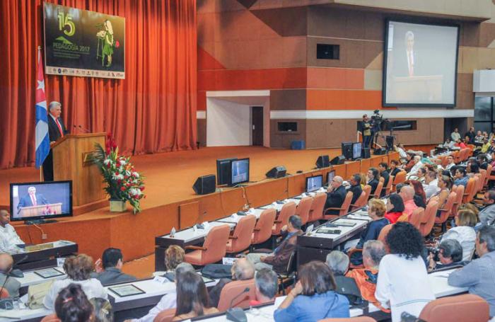 Clausura de Pedagogìa 2017 en el Palacio de Convenciones de Cuba, La habana, Presiden, Miguel Mario Díaz-Canel Bermúdez, Primer Vicepresidente de los Consejos de Estado y de Ministros de Cuba, Ministra de Educación - DrC. Ena Elsa Velázquez Cobiella