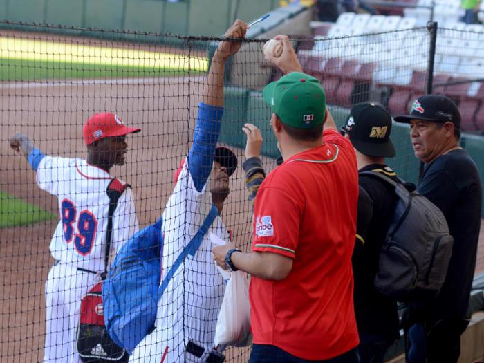 Beisbol-Serie del Caribe-Culiacan segundo partido previa del partido aficionados con los atletas.