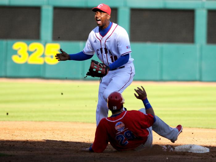 Beisbol-Serie del Caribe-Culiacan segundo partido previa del partido aficionados con los atletas. y jugadas para ilustrar Alexander Ayala