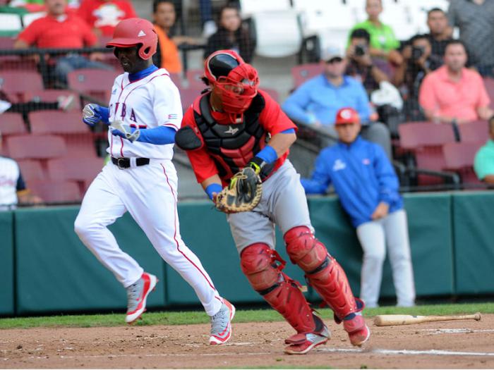 Beisbol-Serie del Caribe-Culiacan segundo partido previa del partido aficionados con los atletas. Denys Laza anota la 1mera carrera para cuba