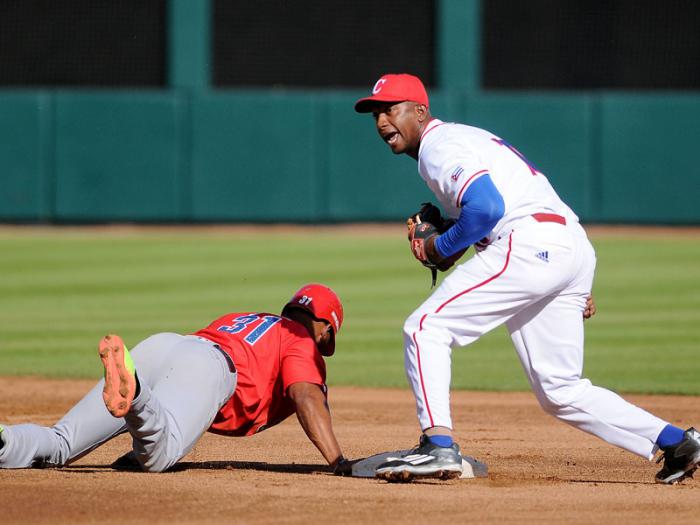 Beisbol-Serie del Caribe-Culiacan segundo partido previa del partido aficionados con los atletas. Jugada en segunda base Alexander Ayala