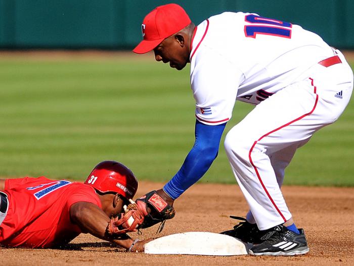 Beisbol-Serie del Caribe-Culiacan segundo partido previa del partido aficionados con los atletas. Jugada en segunda base Alexander Ayala