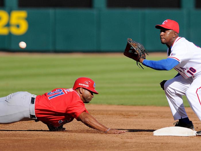 Beisbol-Serie del Caribe-Culiacan segundo partido previa del partido aficionados con los atletas. Jugada en segunda base Alexander Ayala