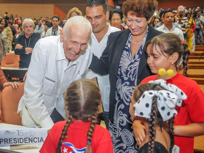 Clausura de Pedagogìa 2017 en el Palacio de Convenciones de Cuba, La habana, Presiden, Miguel Mario Díaz-Canel Bermúdez, Primer Vicepresidente de los Consejos de Estado y de Ministros de Cuba, Ministra de Educación - DrC. Ena Elsa Velázquez Cobiella, entregan reconocimiento a José Ramón Fernández Álvarez, Asesor del Presidente de los Consejos de Estados y de Ministros