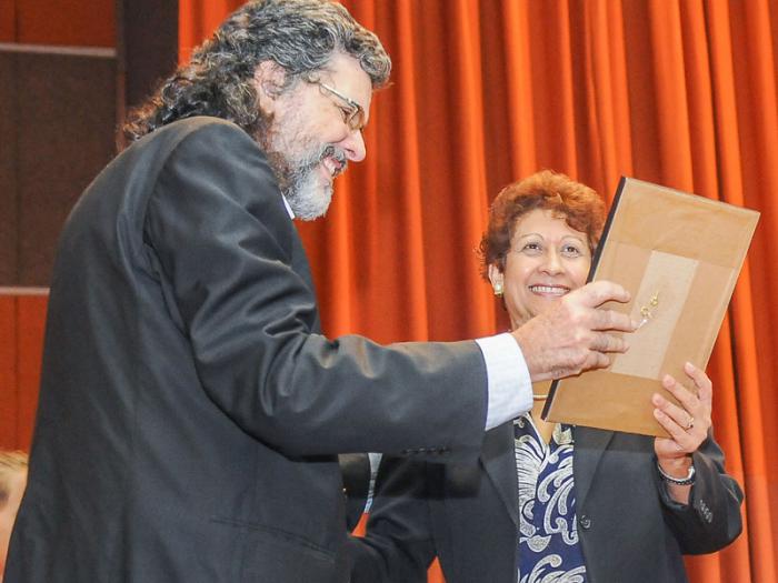 Clausura de Pedagogìa 2017 en el Palacio de Convenciones de Cuba, La habana, Presiden, Miguel Mario Díaz-Canel Bermúdez, Primer Vicepresidente de los Consejos de Estado y de Ministros de Cuba, Ministra de Educación - DrC. Ena Elsa Velázquez Cobiella, entregan reconocimiento a Abel Prieto Jimènez, Ministro de Cultura