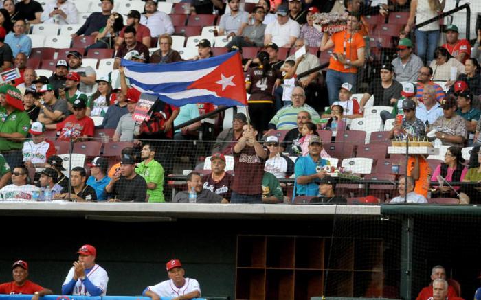 Beisbol-Serie del Caribe-Culiacan segundo partido previa del partido aficionados con los atletas.