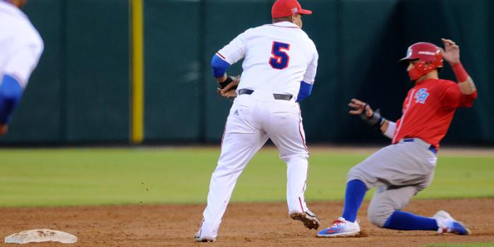 Beisbol-Serie del Caribe-Culiacan segundo partido previa del partido aficionados con los atletas. Jugadas para ilustrar