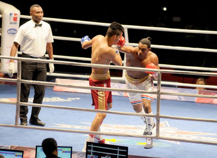 VII Serie Mundial de Boxeo entre Domadores de Cuba y Caciques de Venezuela combate de los 75kg entre Arlen Lopez Cardona de Cuba ala derecha y Keiber Gonzalez Zapata de Venezuela ala izquierda.