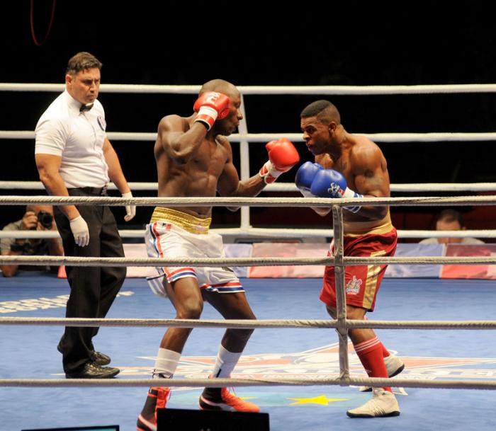 VII Serie Mundial de Boxeo entre Domadores de Cuba y Caciques de Venezuela combate de los  91 kg entre Erislandy Savon Cotilla de Cuba a la izquierda y Ronald Gonzalez Silva de Venezuela ala derecha
