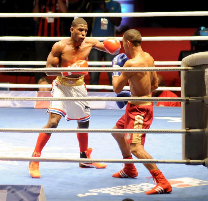 VII Serie Mundial de Boxeo entre Domadores de Cuba y Caciques de Venezuela combate de los  64 kg entre Andy Cruz Gomez de Cuba ala izquierda y Yoelvis Hernandez Martinez de Venezuela ala derecha