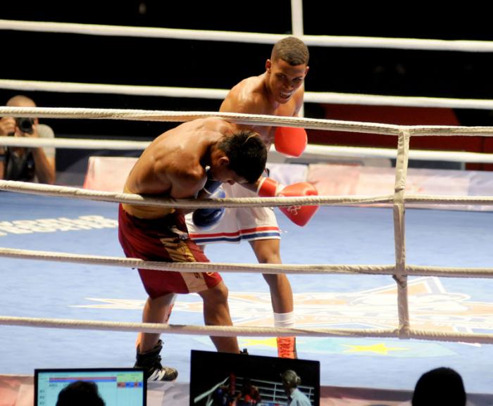 VII Serie Mundial de Boxeo entre Domadores de Cuba y Caciques de Venezuela combate de los  56 kg entre Javier Ibañez Díaz de Cuba ala derecha y Yoni Blanco de Venezuela ala izquierda