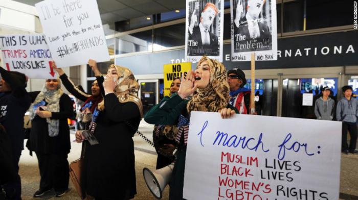 Protestas en un aeropuerto estadounidense contra el decreto inmigratorio de Trump. foto: CNN