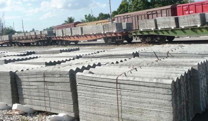 Más de 460 000 tejas de asbesto cemento se habían recibido en el centro ferroviario hasta el 31 de enero último. 