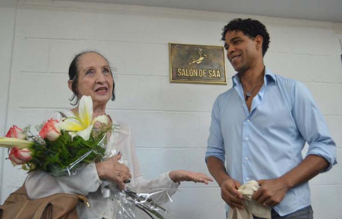 Compañía Acosta Danza rinde homenaje a Ramona De Saá y devela una placa con su nombre, en la sede de la compañía de Carlos Acosta.