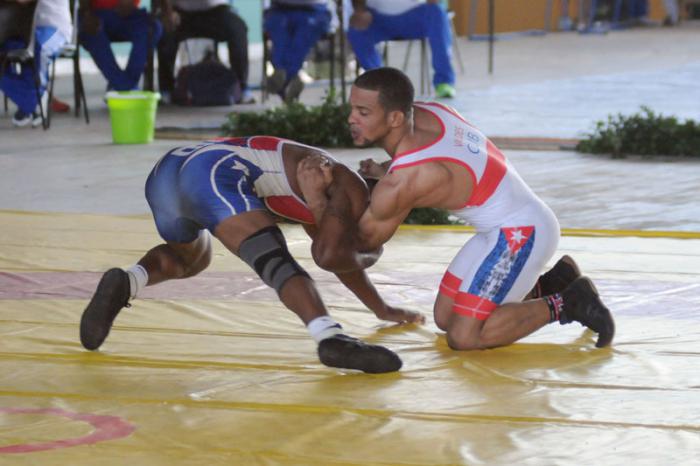 Capeonato Nacional de Lucha Libre combate 65 kg entre Alejandro Valdez de la HAB de rojo y Lazaro Carbonel de
la HAB de azul
