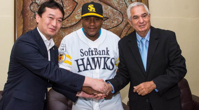 Sugihiko Mikasa (izquierda), vicepresidente del Fukuoka SoftBank Hawks, Alfredo Despaigne (al centro) e Higinio Vélez estuvieron en la firma del pelotero con el club japonés.