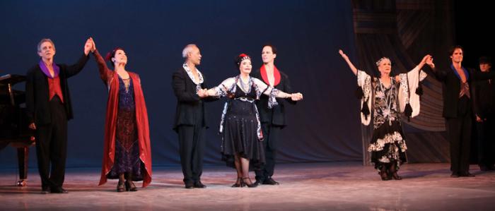 Una sorpresa maravillosa en el 23 Festival Internacional de Ballet de La Habana fue la salida a escena de una constelación de primeros bailarines de la compañía cubana acompañando a la excelsa Alicia Alonso en Retrato del recuerdo, una versión de su propia coreografía Retrato de un vals (1990) con la música de Vals de la mariposa de Ernesto Lecuona  (de izquierda a derecha) Orlando Salgado y Marta García, Lázaro Carreño, Alicia, Jorge Vega, Maria Elena Llorente y Osmay Molina.