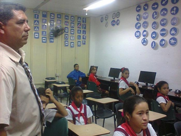 Niños del círculo de interés de la escuela tunera participaron en la inauguración del aula especializada.