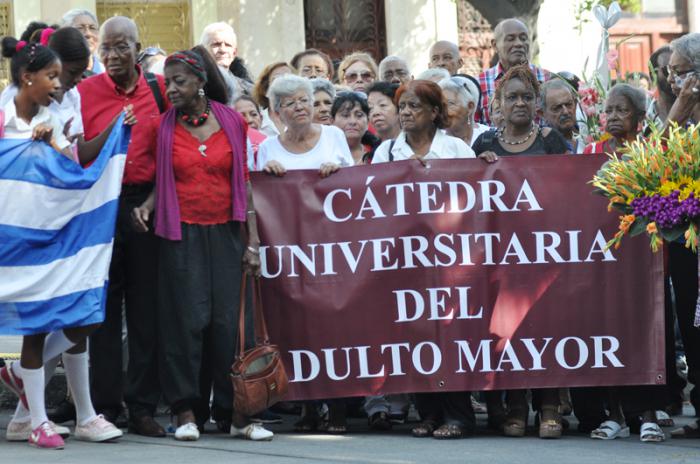 Inicia el curso del adulto mayor. En la foto un grupo de nuevos ingresos portan el telón de la catedral del adulto mayor.