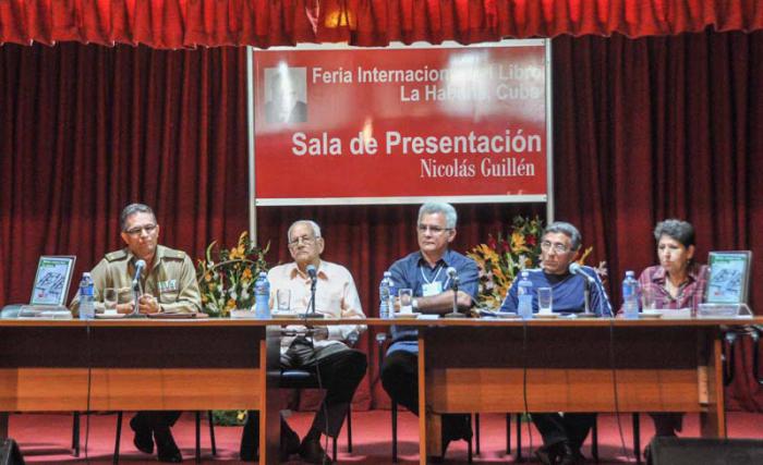 La editorial Verde Olivo presentó Girón: manos tras la cabeza, de Antonio Enrique Lussón y José Ángel Garciga, en la Sala Guillén de la Fortaleza San Carlos de la Cabaña.