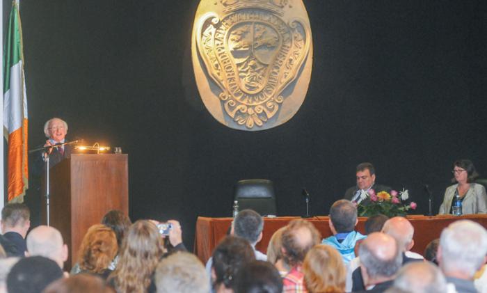 El excelentísimo señor Michael D. Higgins, Presidente de Irlanda, imparte conferencia magistral en el Colegio San Gerónimo de La Habana, lo acompaña el Dr. Gustavo Cobreiro Suárez, rector de la Universidad de La Habana