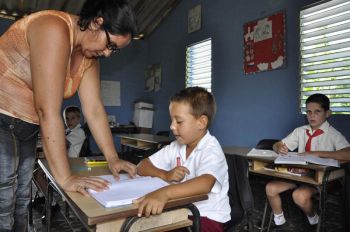 Escuela rural multigrado Hermanos Saíz. La maestra explica al más pequeño de los alumnos.