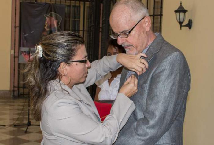 La presidente del ICAP, Kenia Serrano Puig, impone la Medalla de la Amistad a Tim Anderson, conferida por el Consejo de Estado de la República de Cuba.