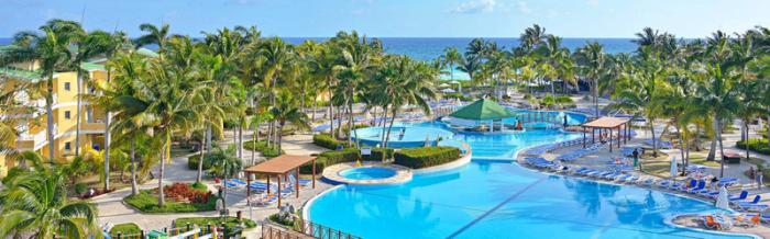 El Meliá Cayo Coco ofrece confortables bungalows sobre pilotes en una laguna marina natural.