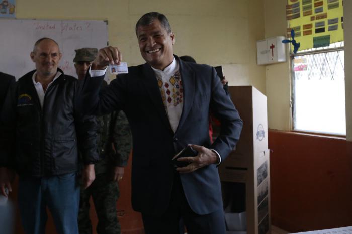 Correa ejerció su derecho al voto en la escuela San Francisco, en Quito.