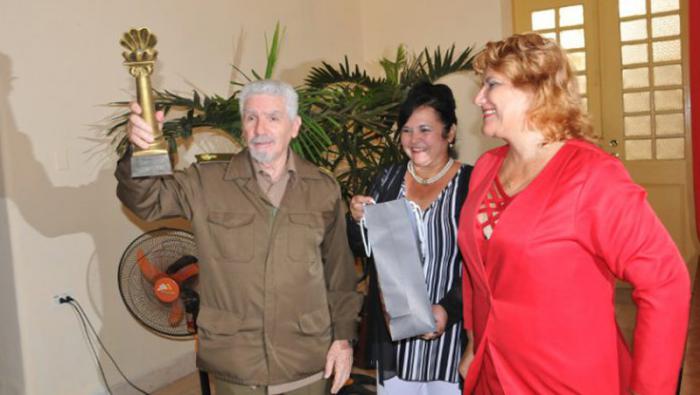 Ramiro Valdés recibe el reconocimiento de parte de las principales autoridades del territorio.