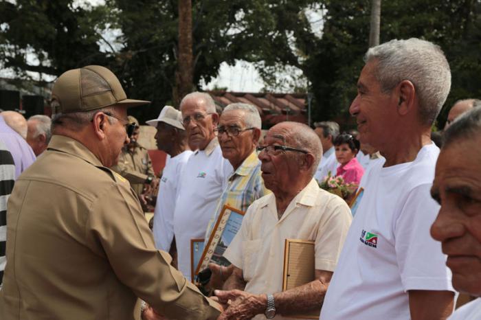Acto por el Aniversario 55 de la Unión de Construcciones Militares de las FAR. Presidieron el acto el General de Cuerpo de Ejército, Leopoldo Cintra Frías, ministro de las FAR saluda a los constructores fundadores y jubilados.